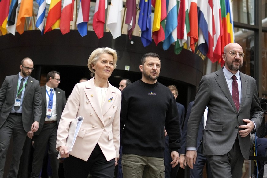 From left, European Commission President Ursula von der Leyen, Ukraine&#039;s President Volodymyr Zelenskyy and European Council President Charles Michel walk together to a media conference at an EU s ...