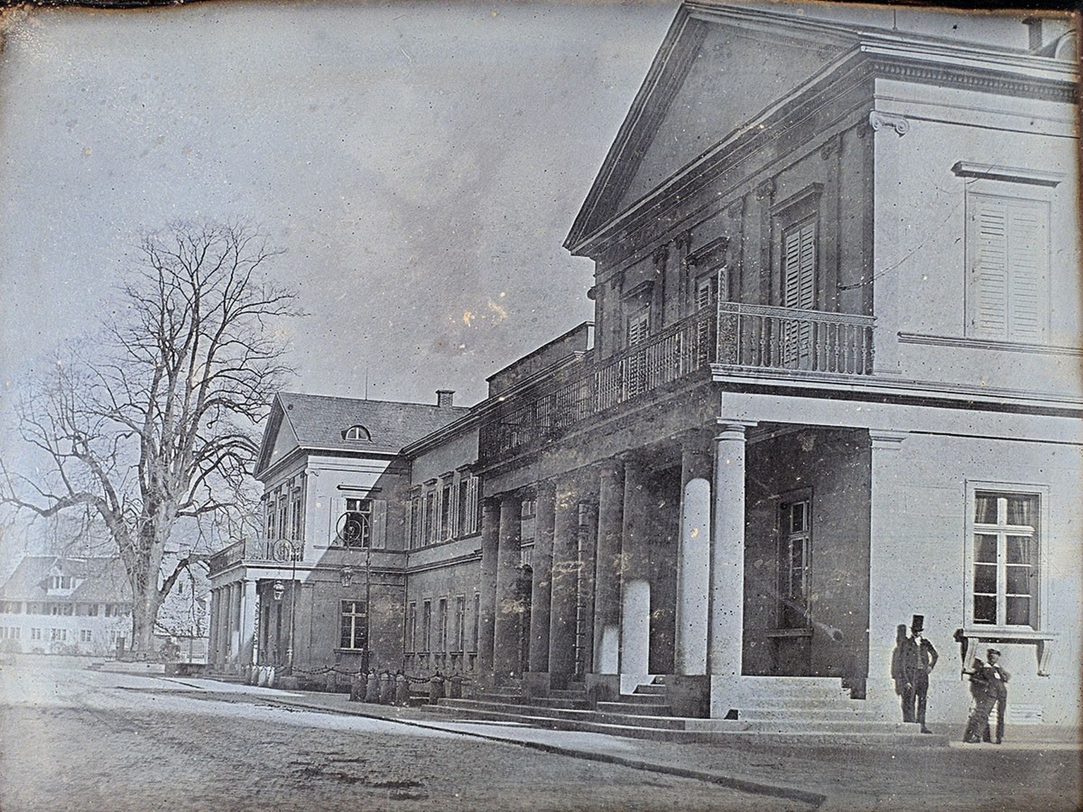 Johann Baptist Isenring est l’auteur de la plus ancienne photographie de Zurich parvenue jusqu’à nous. Cette image inversée montre l’ancienne poste, avec la Paradeplatz à l’arrière-plan.