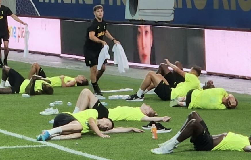 Des images montrent les joueurs de Tottenham au bord du malaise