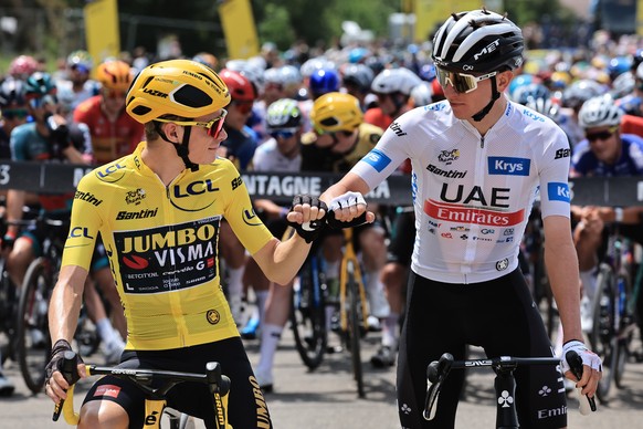 epa10759817 Danish rider Jonas Vingegaard (L) of team Jumbo-Visma and Slovenian rider Tadej Pogacar of team UAE Team Emirates before the 19th stage of the Tour de France 2023, a 173kms race from Moira ...