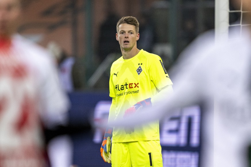 22.01.2023, Nordrhein-Westfalen, M�nchengladbach: Fu�ball: Bundesliga, Borussia M�nchengladbach - Bayer 04 Leverkusen, 16. Spieltag, Borussia Park: Gladbachs Torwart Jonas Omlin gibt Anweisungen. Augs ...