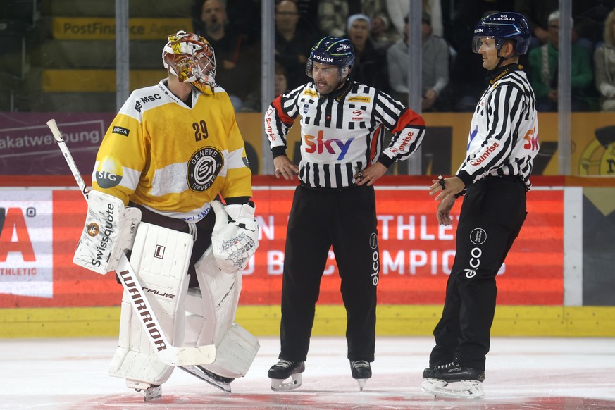Torhueter Robert Mayer (GSHC) legt sich waehrend dem Penaltyschiessen mit Schiedsrichter Headschiedsrichter Alex Dipietro, MItte, und Linienrichter Zach Steenstra, rechts, an im Eishockey Meisterschaf ...