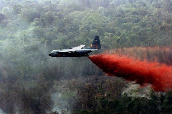 Un avion américain largue de l&#039;agent orange sur une forêt vietnamienne, 1969.