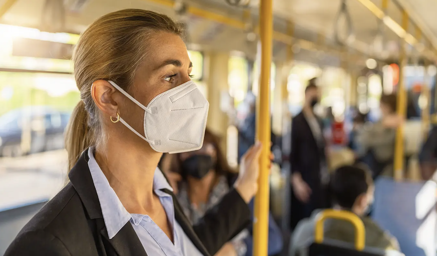 De nombreuses personnes doivent encore porter un masque dans les transports publics. Et ce n'est pas par paranoïa.