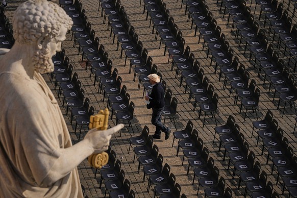 People start gathering ahead of a mass presided over by Vatican Secretary of State, Cardinal Pietro Parolin on the second of nine days of mourning for late Pope Francis in St. Peter&#039;s Square, at  ...