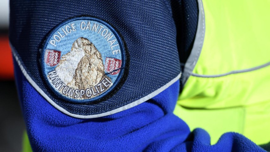 Un policier de la Police Cantonale Valaisanne photographie lors d&#039;un controle routier lors de la presentation du renforcement des controles du trafic lourd (camion) ce lundi 16 novembre 2020 deva ...