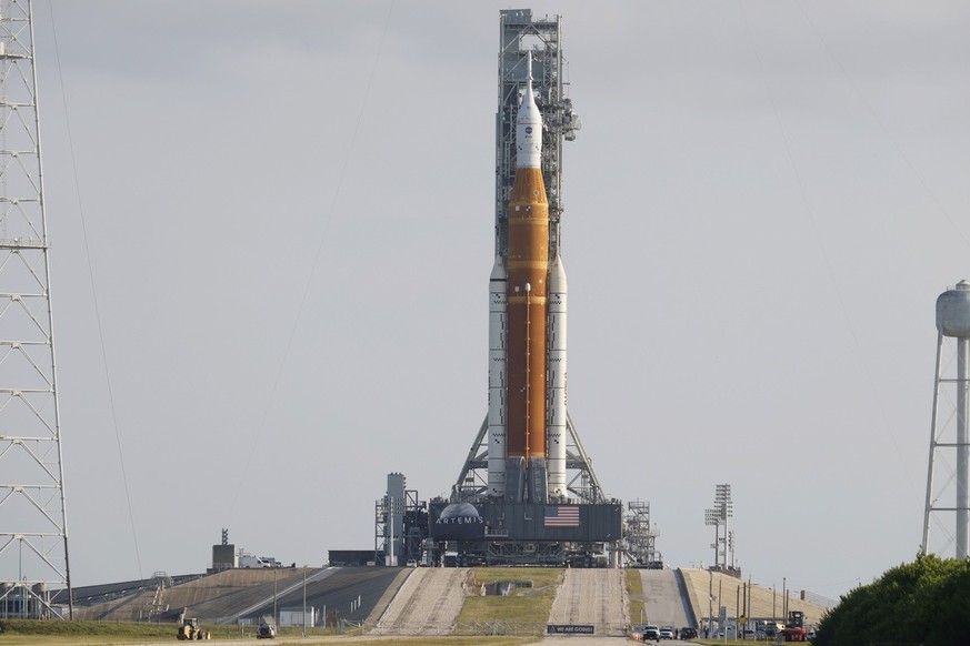 La fusée Artemis de la NASA, avec le vaisseau spatial Orion à son bord, se trouve sur la rampe 39B du Centre spatial Kennedy à Cap Canaveral, en Floride, le mercredi 17 août 2022.