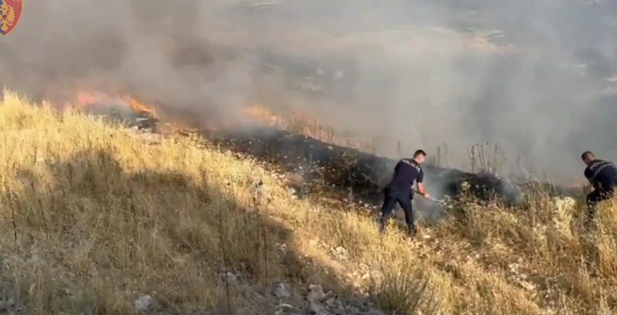 Violent incendie dans le sud de l&#039;Albanie, ici Dropull.