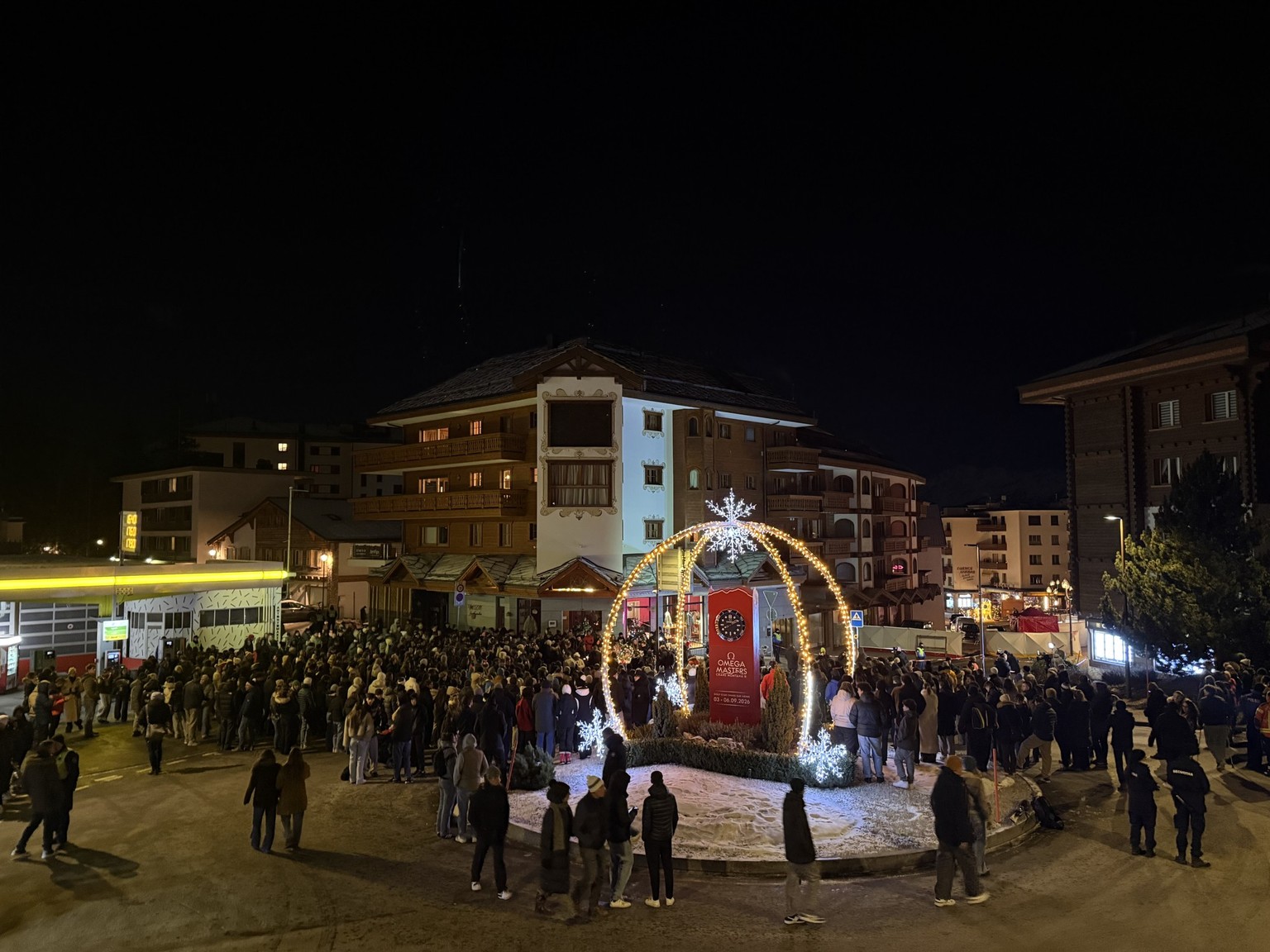 Jeudi soir, une veillée spontanée a été organisée sur une place près du lieu du drame en hommage aux victimes de l'incendie.