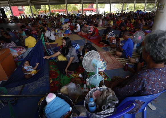 epa12276744 Evacuees at a Thai government evacuation center after being displaced from affected areas along the Thailand-Cambodia border following recent clashes, in Kantharalak District, Sisaket Prov ...