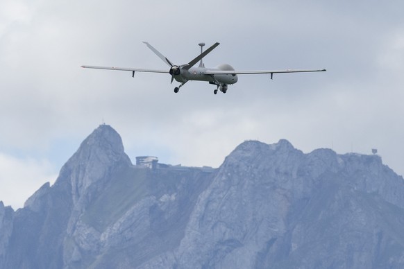 Eine Aufklaerungsdrohne des ADS 15 System im Flug am Berg Pilatus vorbei, anlaesslich einer Medienkonferenz des VBS mit einer Praesentation zum Aufklaerungsdrohnensystem 15 (ADS 15) vom Donnerstag, 4. ...
