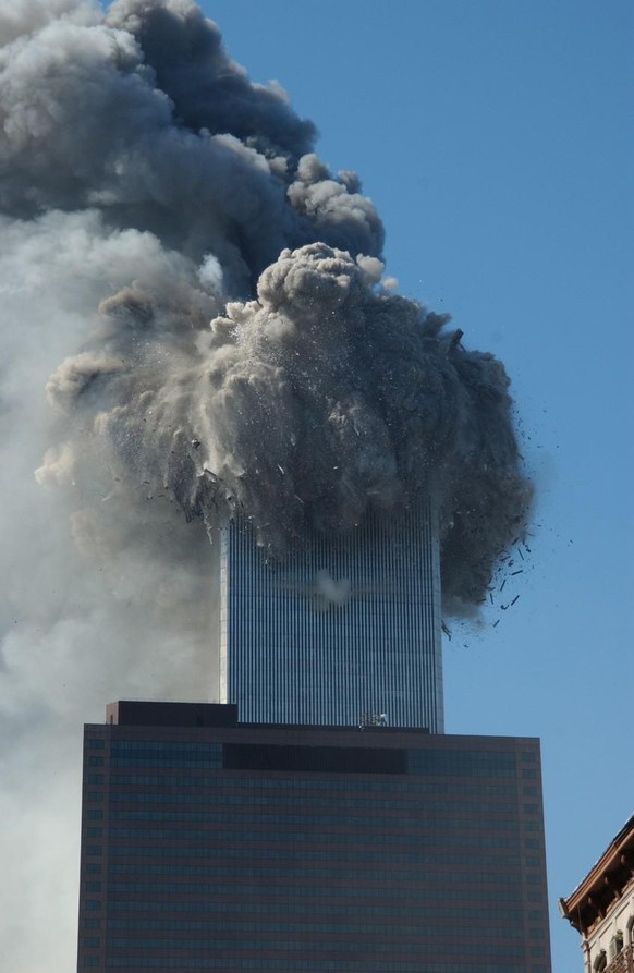 The north tower of the World Trade Center collapses on September 11, 2001.(AP Photo/Louis Lanzano) (KEYSTONE/AP/Louis Lanzano)