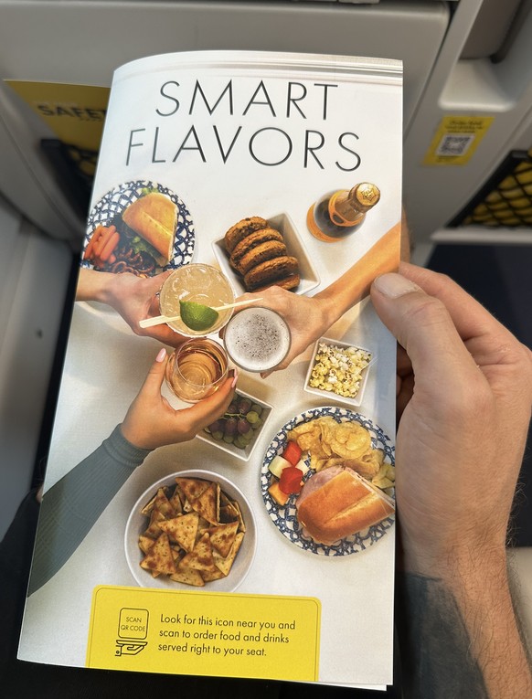 Gin Tonic, champagne, banana bread, plateau de fromages (et café à 3 dollars), la Brightline est un restaurant chic à grande vitesse, comparé aux trains du réseau public américain.