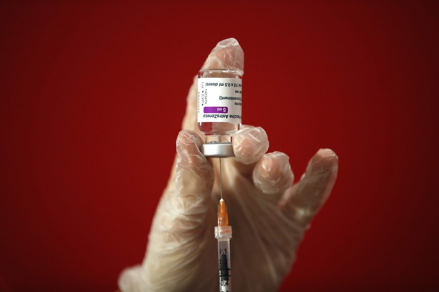 Pas moins de cinq pays ont suspendu le vaccin ce lundi.