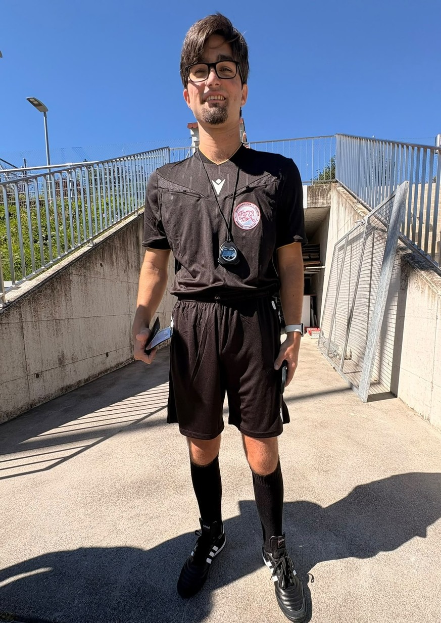 Lucas Uldry bei seinem ersten Einsatz als Schiedsrichter. Die Übergabe seiner Ausrüstung war für ihn ein emotionaler Moment.