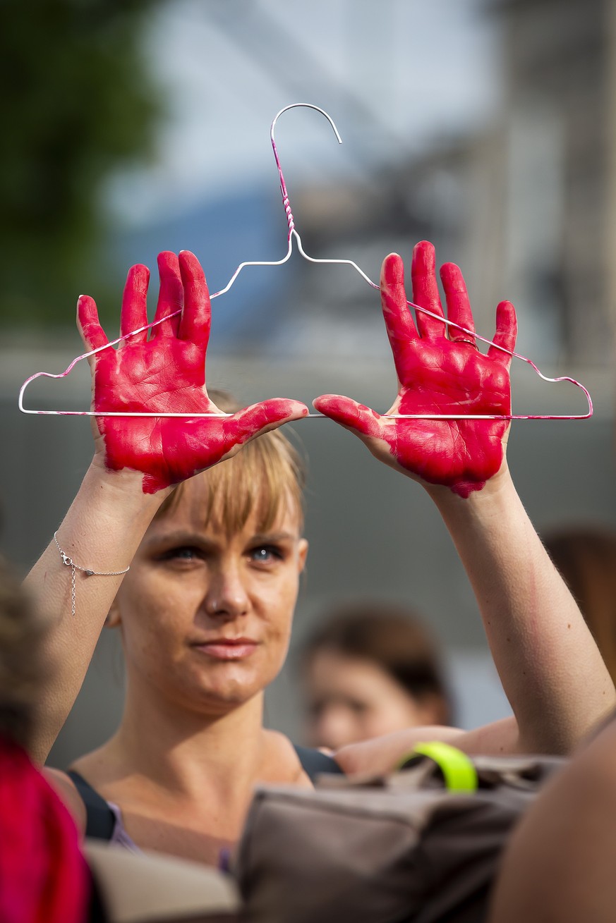 Une femme presente un ceintre (symbole utilise lors des avortements clandestins) lors du rassemblement &quot;Mon corps, mon choix!&quot; qui a eu lieu ce mardi, 28 juin 2022, sur la Place des Nations  ...