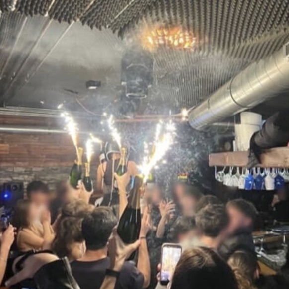 Bougies étincelantes qui auraient mis le feu à Crans-Montana.