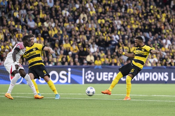 YB&#039;s Meschack Elia, right, scores his side&#039;s 1:1 next to teammate Cedric Itten, center, and RB Leipzig&#039;s Castello Lukeba, during the Champions League group G soccer match between BSC Yo ...