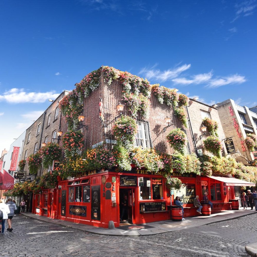 Fondé en 1840, le Temple Bar de Dublin est le bar touristique le plus populaire d&#039;Irlande. Il possède la plus grande collection de whiskeys rares du pays.