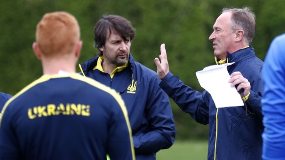 epa09930355 Ukrainian national soccer team head coach Oleksandr Petrakov (C) reacts during a training session in Kranj, Slovenia, 06 May 2022. Ukrainian national soccer team prepares for the postponed ...