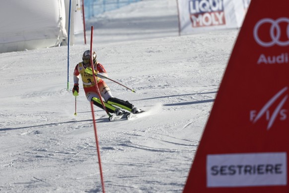 Switzerland&#039;s Wendy Holdener speeds down the course on her way to win an alpine ski, women&#039;s World Cup slalom, in Sestriere, Italy, Sunday, Dec.11, 2022. (AP Photo/Gabriele Facciotti)