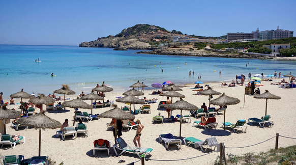 Cala Agulla: La plage de Cala Ratjada à Majorque est généralement très fréquentée.