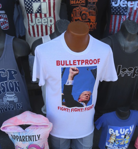 Il existe un certain nombre de variantes de T-shirts représentant la scène de l&#039;assassinat.