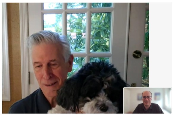 Don Beyer – et son chien Otto, nommé d’après le grand-père de Beyer – dans une interview en ligne avec le rédacteur en chef de CH Media, Benjamin Weinmann.