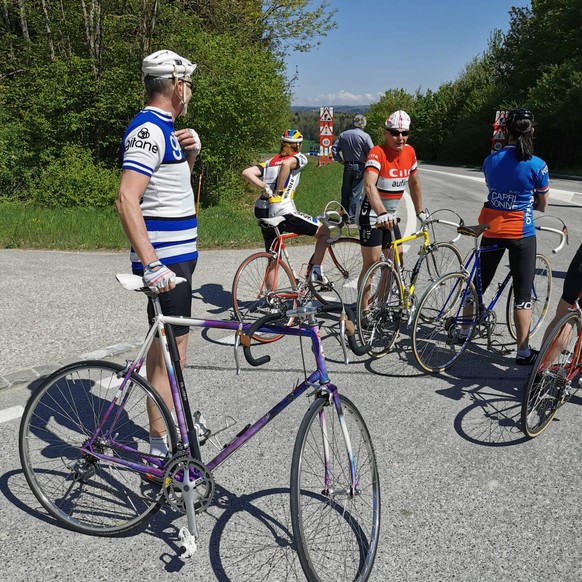 Les semi-pros, en ordre dispersé, attendent de voir passer le peloton.