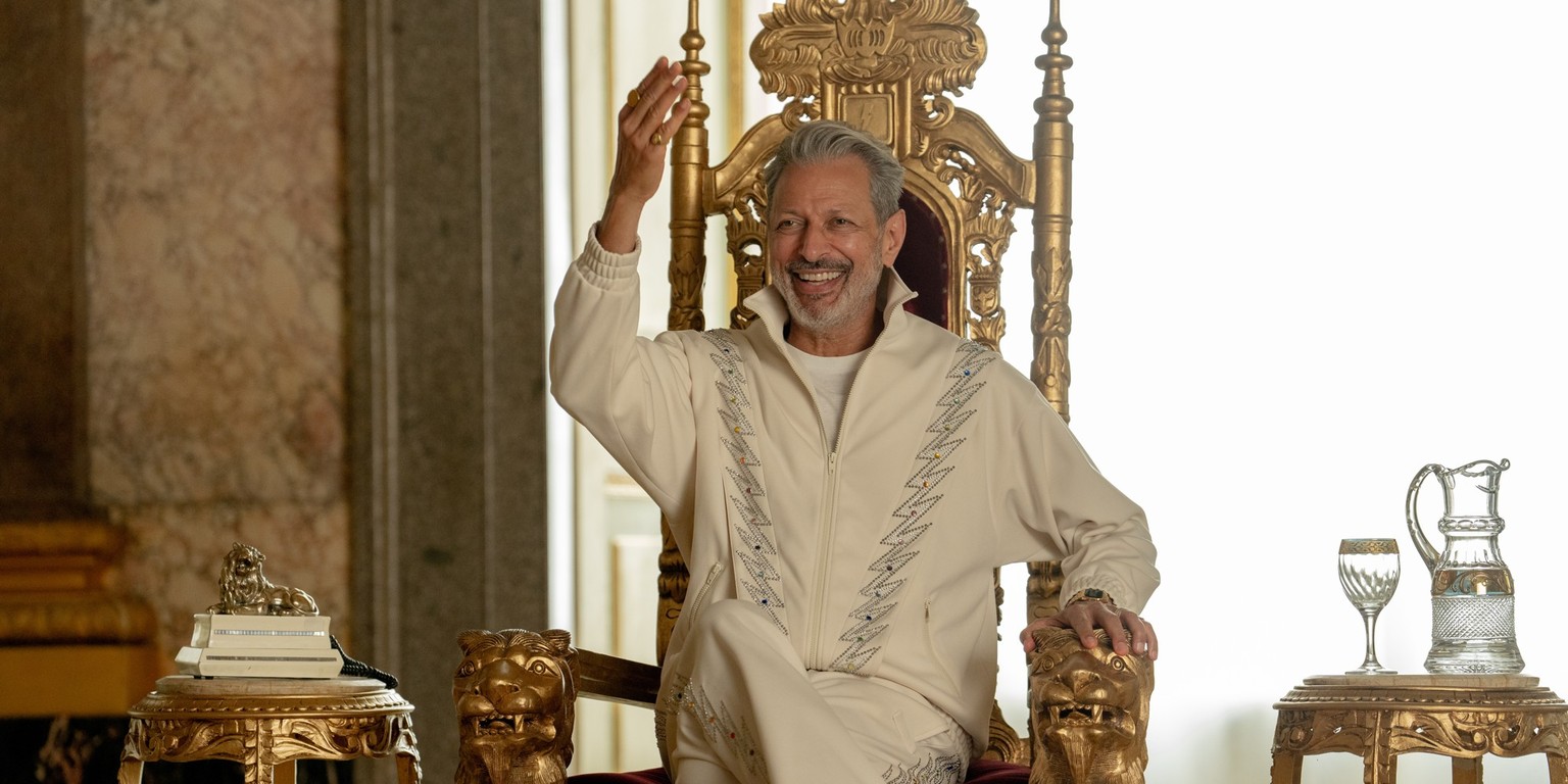 Zeus (Jeff Goldblum) dispose d&#039;une panoplie vestimentaire particulièrement élégante et confortable.