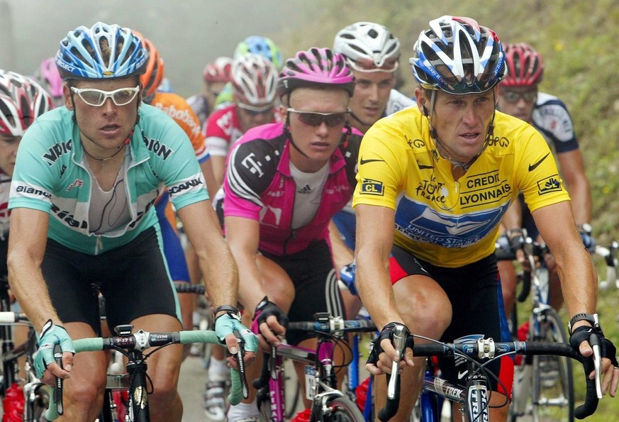 (L-R) German Jan Ullrich of Team Bianchi, Kazakh Alexandre Vinokourov of Team Telekom and US Postal-Berry Floor&#039;s Lance Armstrong from the US cycle alongside each other during the 16th stage of t ...