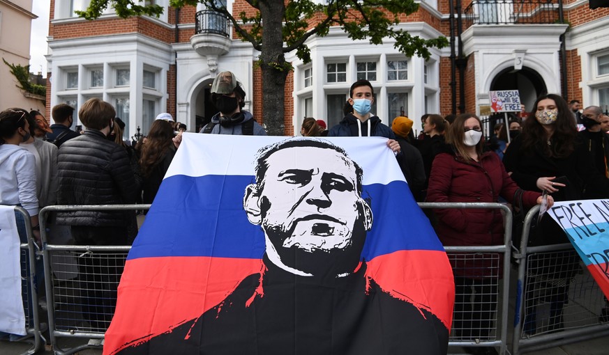 epaselect epa09150804 Supporters of Russian opposition leader Alexei Navalny attend a demonstration organized by the group 'Art of Rebel' outside the Russian embassy in London, Britain, 21 A ...