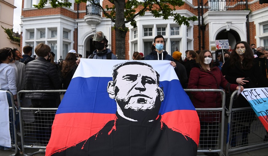 epaselect epa09150804 Supporters of Russian opposition leader Alexei Navalny attend a demonstration organized by the group &#039;Art of Rebel&#039; outside the Russian embassy in London, Britain, 21 A ...