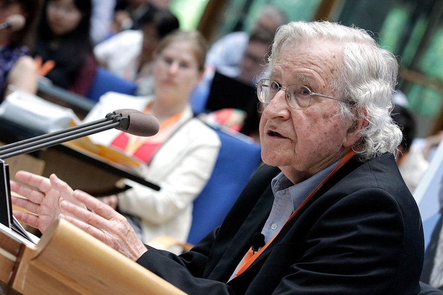 (GERMANY OUT) Avram Noam Chomsky, Professor für Linguistik am Massachusetts Institute of Technology (MIT), gastiert mit einer Rede mit dem Thema &quot;A Roadmap to a Just World - People Reanimating De ...