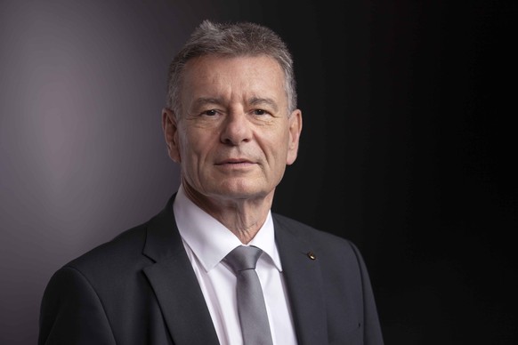 Roger Golay, Mouvement Citoyen Genevois en croisade contre les compensations généreuses de Berne à l&#039;égard de ses hauts fonctionnaires.