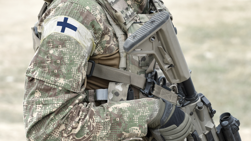 Soldat avec le drapeau de la Finlande