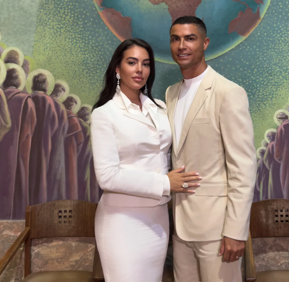 Cristiano, quant à lui, portait un costume sur mesure en coton beige clair, un t-shirt et des mocassins pour ce grand jour.