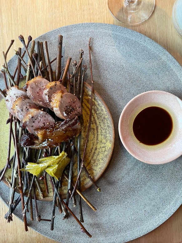 Le plat de résistance: le filet de renne à manger avec les doigts.