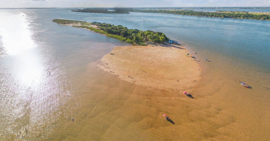 Kürzeste Landesgrenzen der Welt hier die Isla Pombero Cerrito im Rio Parana, bei Cerrito die ist aber fix in Paraguay und keine Exklave. Aber in der Nähe der vielen Inseln, die Exklaven sind