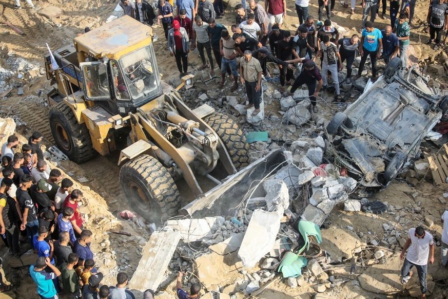 KHAN YOUNIS, GAZA - OCTOBER 16: Palestinian citizens inspect their home destroyed during Israeli raids in the southern Gaza Strip on October 16, 2023 in Khan Yunis, Gaza. Gazans are evacuating to the  ...