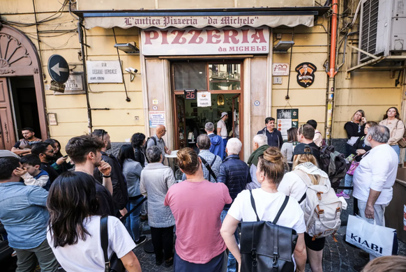 La foule devant les pizzerias historiques: une scène quotidienne.