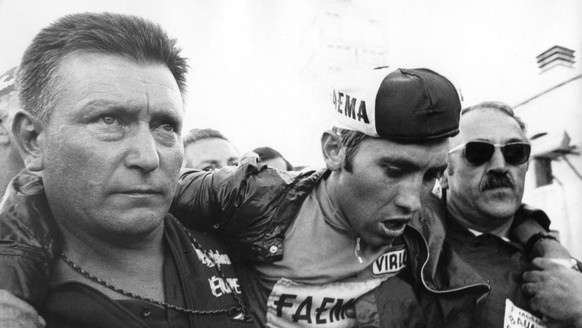 Der belgische Radprofi Eddy Merckx (Mitte) erreicht am 10. Juli 1970 bei grosser Hitze im Zustand aeusserster Erschoepfung das Ziel der 14. Etappe der 57. Tour de France auf dem Mont Ventoux. Der belg ...