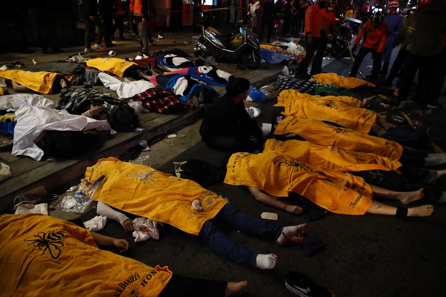 epaselect epa10273908 Victims in Seoul's Itaewon district after a stampede during Halloween parties in Seoul, South Korea, 30 October 2022. According to Choi Seong-beom, chief of Seoul