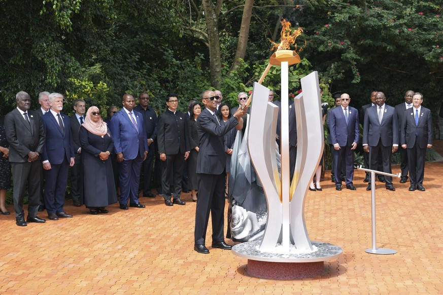 Le président rwandais Paul Kagame allume ce dimanche une flamme pour marquer le 30ème anniversaire du génocide, au Mémorial de Gisozi, à Kigali.