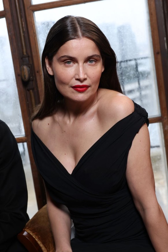 PARIS, FRANCE - JANUARY 26: (EDITORIAL USE ONLY - For Non-Editorial use please seek approval from Fashion House) Laetitia Casta attends the Jacquemus Menswear Fall-Winter 2025/2026 show as part of Par ...