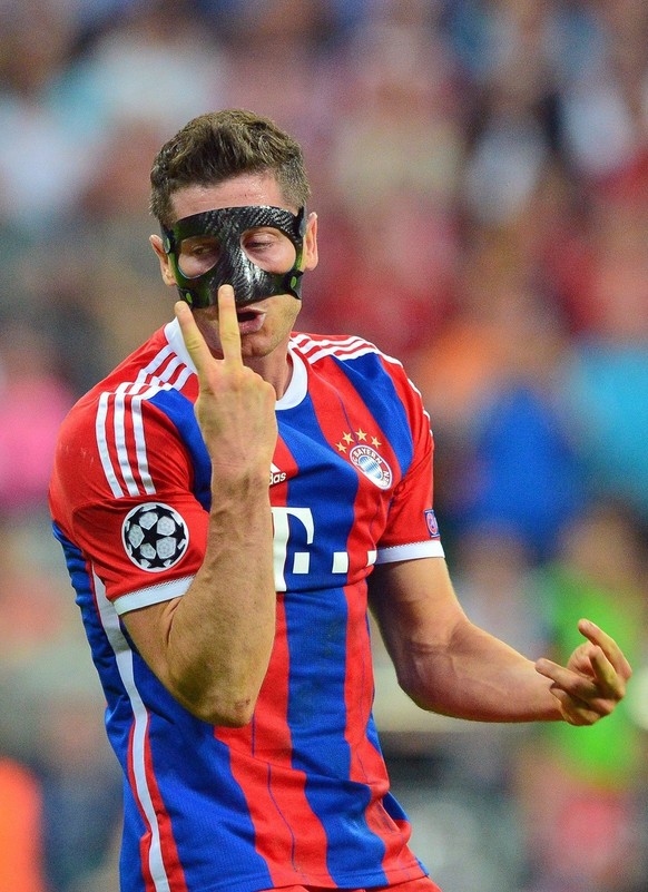 epa04745415 Bayern Munich&#039;s Robert Lewandowski gestures during the UEFA Champions League semi final second leg soccer match between FC Bayern Munich and FC Barcelona in Munich, Germany, 12 May 20 ...