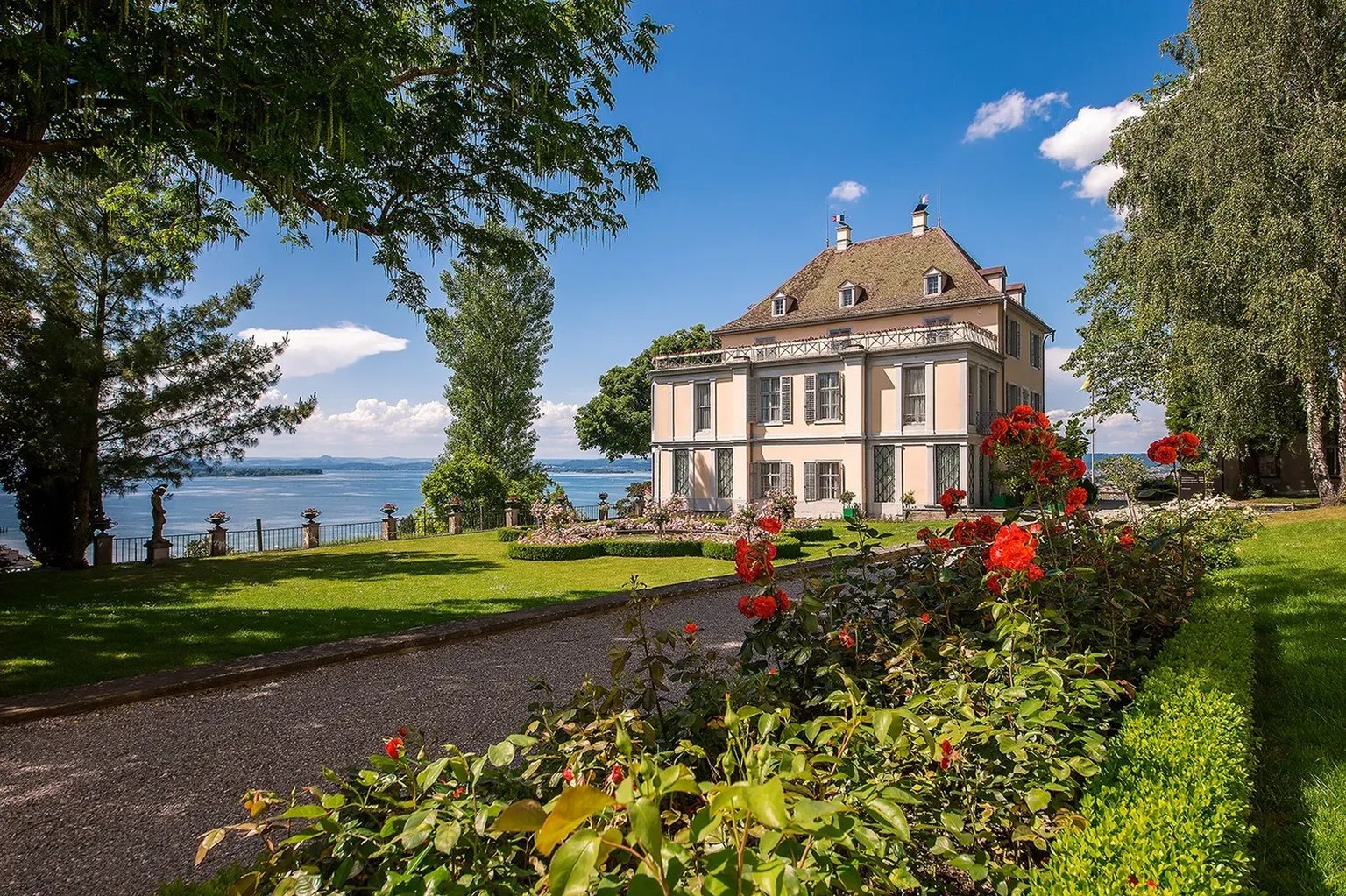 Le château d’Arenenberg offre une vue splendide sur le lac de Constance.
https://napoleonmuseum.tg.ch/fr/napoleonmuseum-arenenberg.html/7107