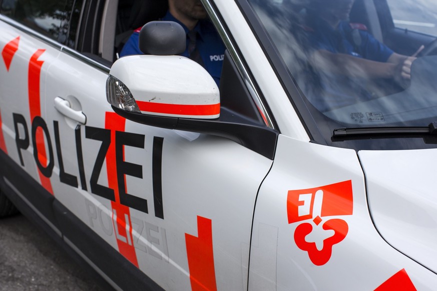 [Editor's note: photo mise-en-scene] Detail view of a police car of the cantonal police of Obwalden, photographed in Sarnen, Canton Obwalden, Switzerland, on August 18, 2015. (KEYSTONE/Alexandra  ...