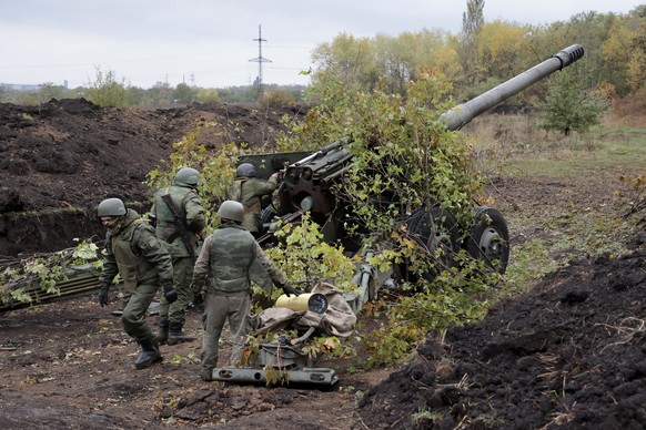 Servicemen prepare to fire from their 152-mm gun 2A36 «Giatsint-B» howitzer from their position at Ukrainian troops at an undisclosed location in Donetsk People&#039;s Republic, eastern Ukraine, Tuesd ...