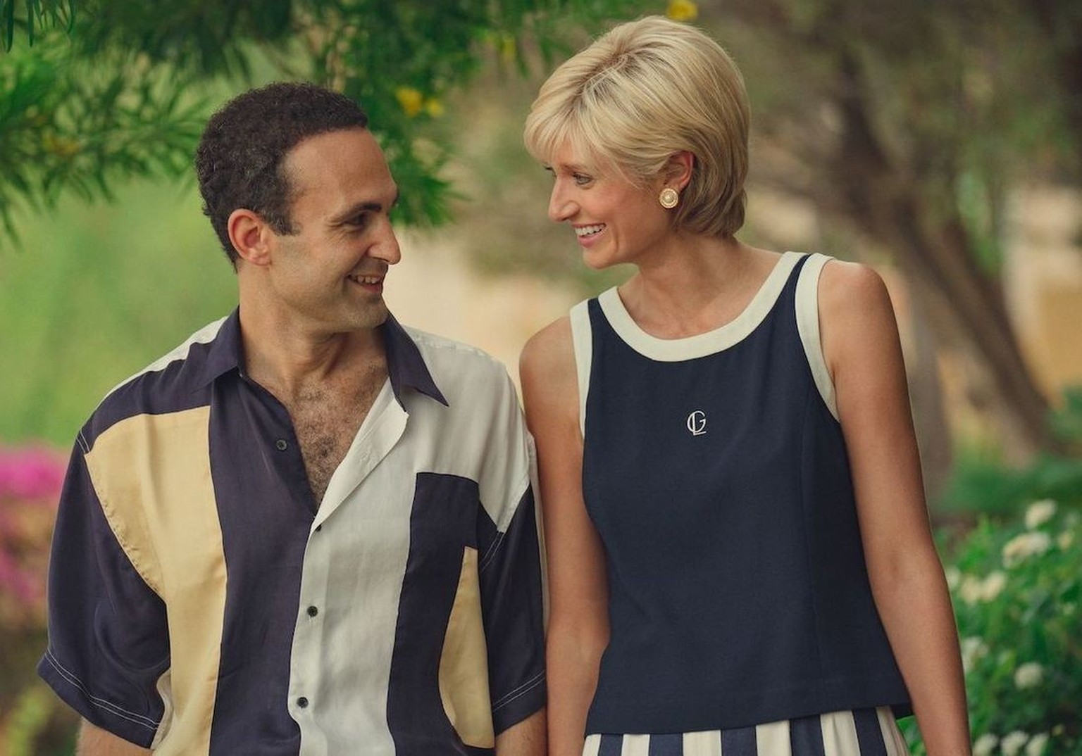 Dodi Al-Fayed (Khalid Abdalla) et Diana Spencer (Elizabeth Debicki)